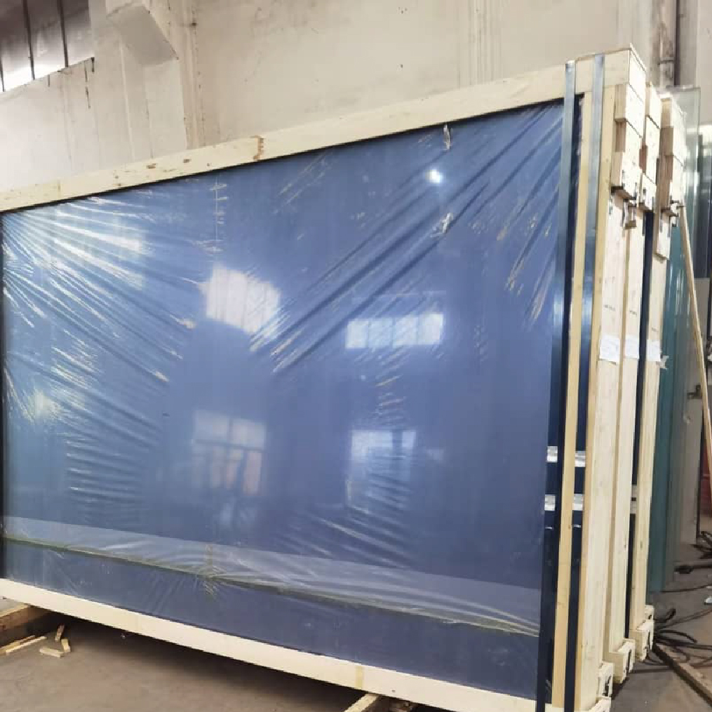 Imagem de palete de vidro, suportado na posição vertical com suportes de madeira e cobertos com plástico, num ambiente indrustrial